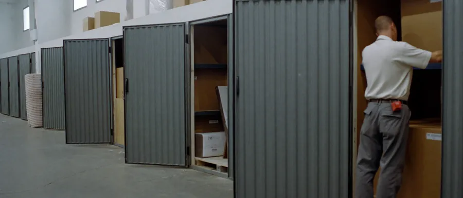 Lagerhelfer stellt Kartons in eine Lagerbox
